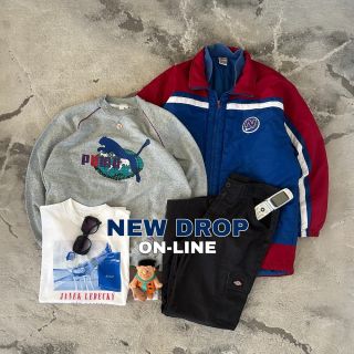 NEW DROP ON-LINE⚠️ 50+ nových vintage & streetwear kousků právě přistálo na e-shopu⚡️ Mrkni na novinky na následující...