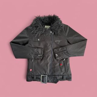 Teploty venku klesají, ale my jsme připraveni❄️🙌🏼 Na webu již nyní najdeš desítky přechodných i zimních bund a v každém...