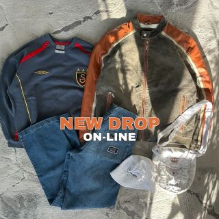 NEW DROP ON-LINE⚠️ 50+ nových vintage & streetwear kousků právě přistálo na e-shopu⚡️ Mrkni na novinky na následující...