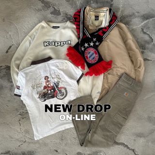 NEW DROP ON-LINE⚠️ 50+ nových vintage & streetwear kousků právě přistálo na e-shopu⚡️ Mrkni na novinky na následující...